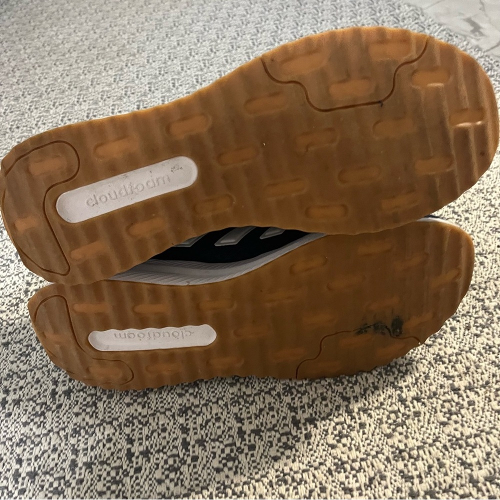 Men’s Adidas tennis shoes - Picture 5 of 6